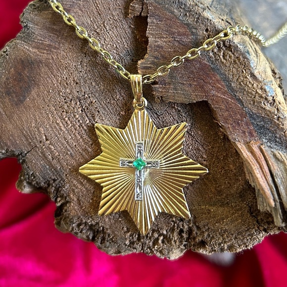 🍓GOLD PLATED VINTAGE MAY BIRTHSTONE NECKLACE RELIGIOUS EMERALD CROSS NECKLACE - Picture 2 of 4